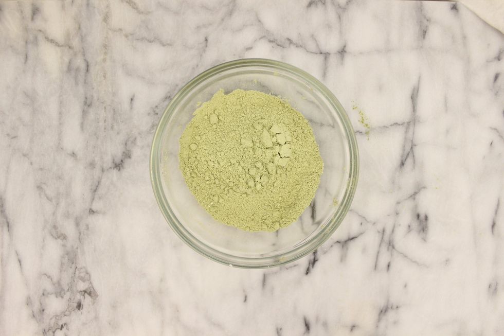 Using a whisk or a fork, mix the sifted matcha and cake flour until homogeneous. Set aside.