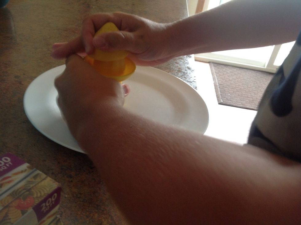 Using juicer juice both halves of the lemon.