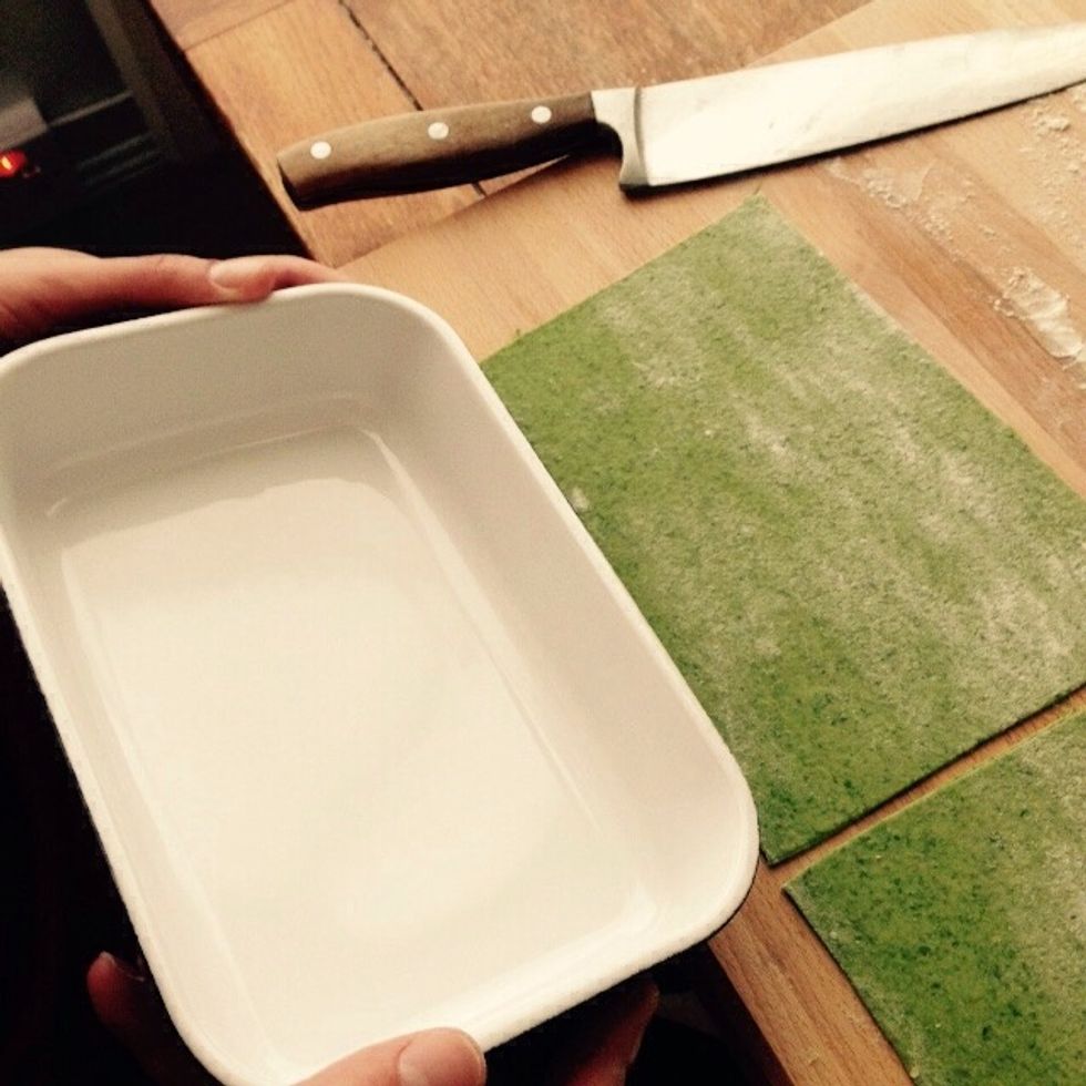 Using the baking pan you will use as measurement, cut the pasta sheets to fit perfectly inside it, make 5-6 of them.