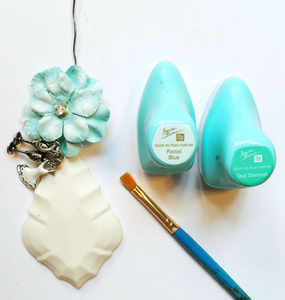 Using the chalk edgers in Pastel Blue and Teal Damask, I created an ombre affect along the outside edges. After both colors were applied, I very lightly wet my brush and blended them together.