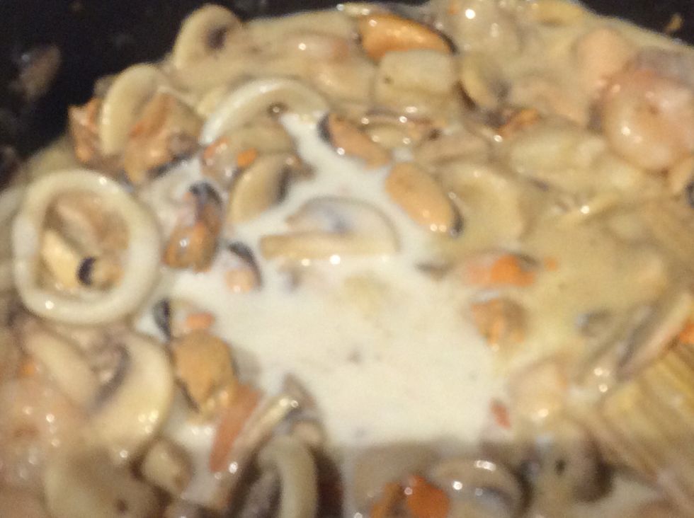 Using the creamy mushroom jar, pour milk to fill in half a jar. Pour the milk into the pot and mix for 1 minute.