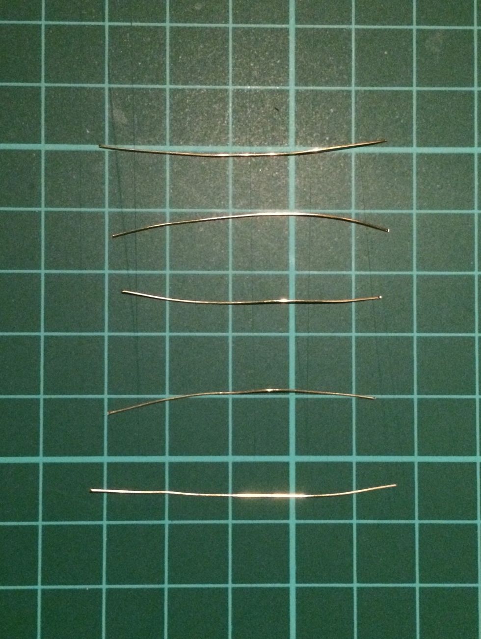 Using the flush cutter, cut the 0.4mm thick wire into five 4cm long pieces. These will be used to wire wrap your beads.