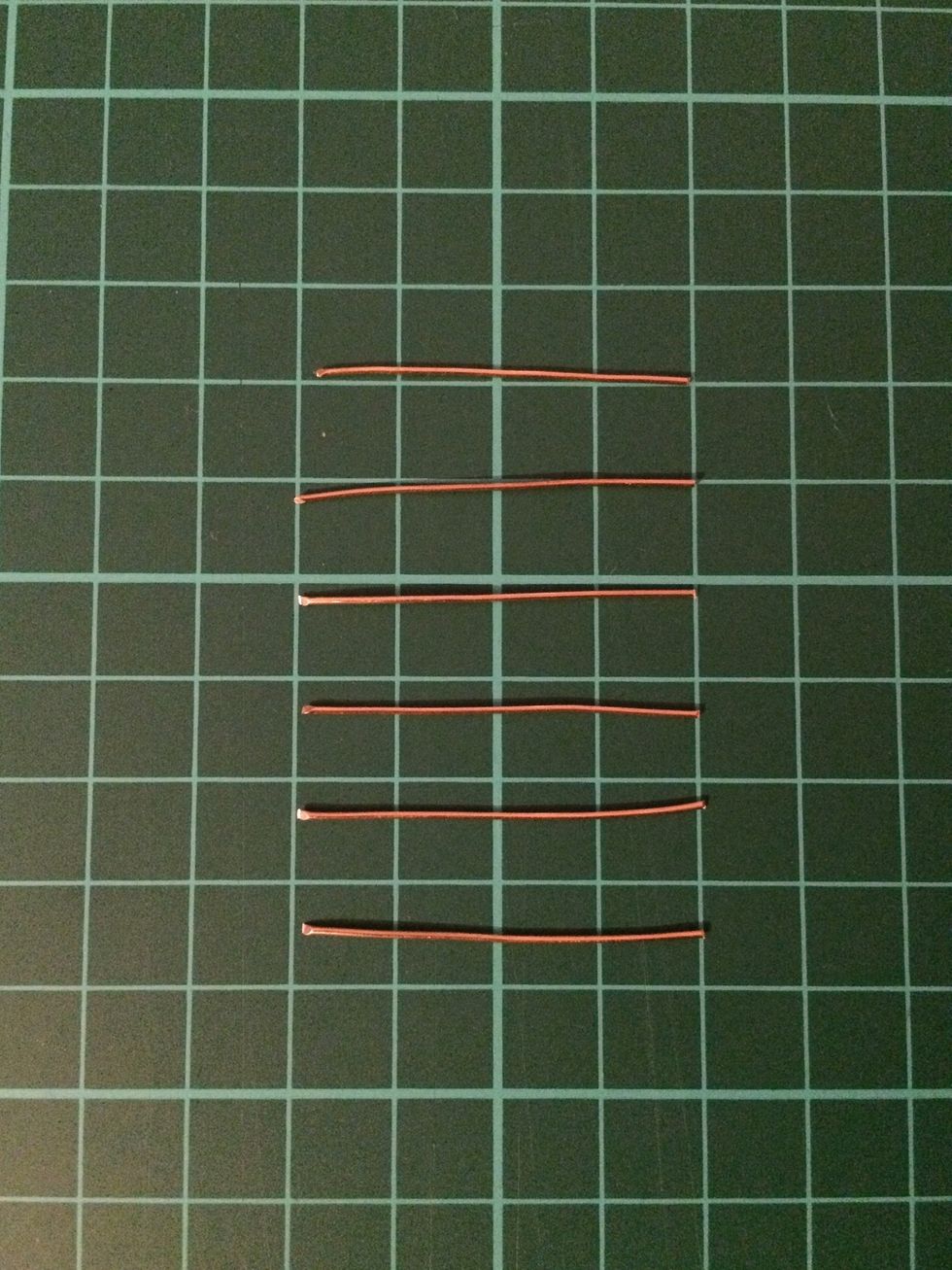 Using the flush cutter, cut the 0.8mm thick wire into six 2.5cm long pieces. These will be used to create infinity shaped links.  Keep the remaining 10cm of wire for the clasp.