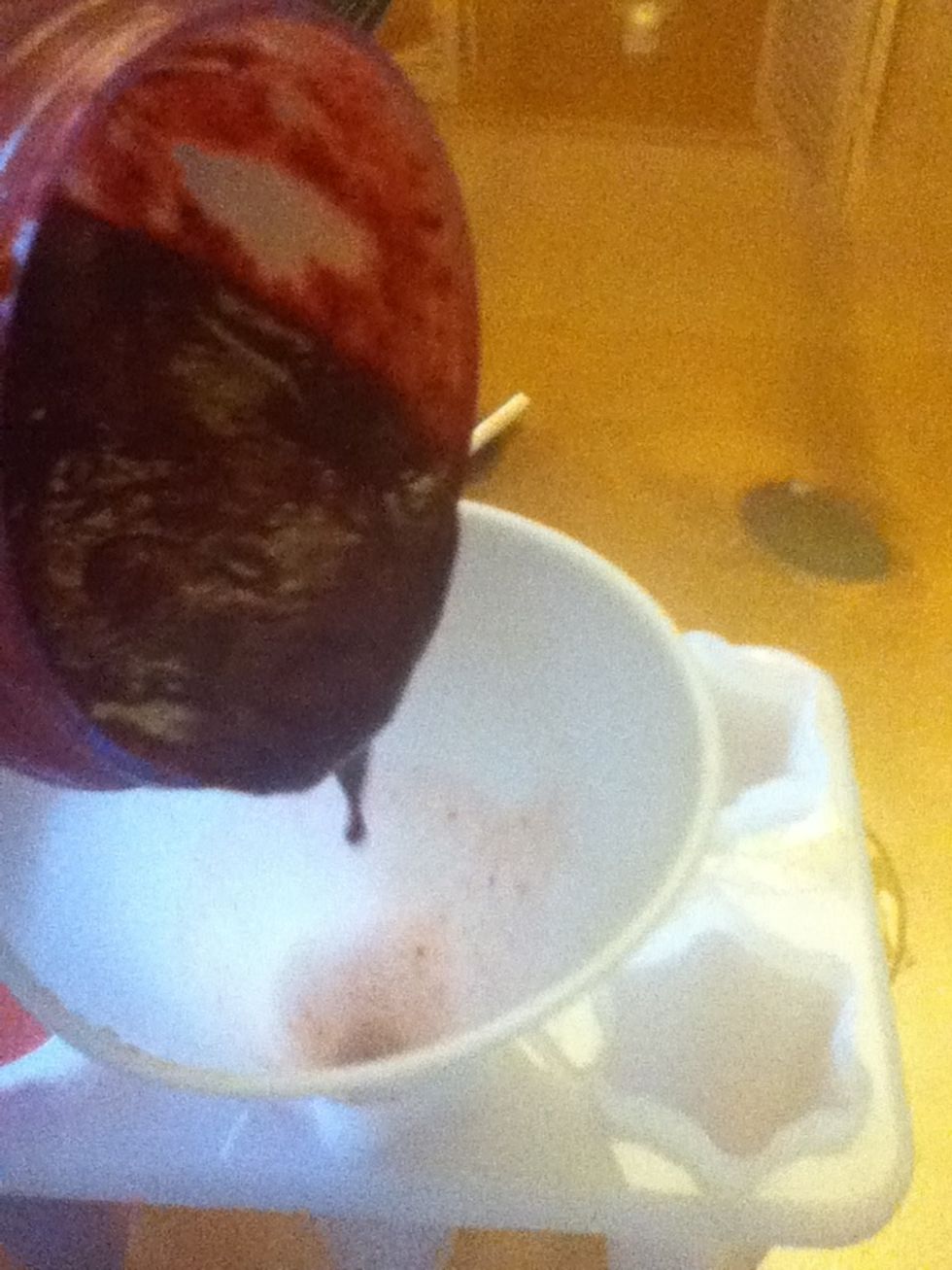 Using the funnel, pour the smoothie into the remaining 4 Popsicle molds.