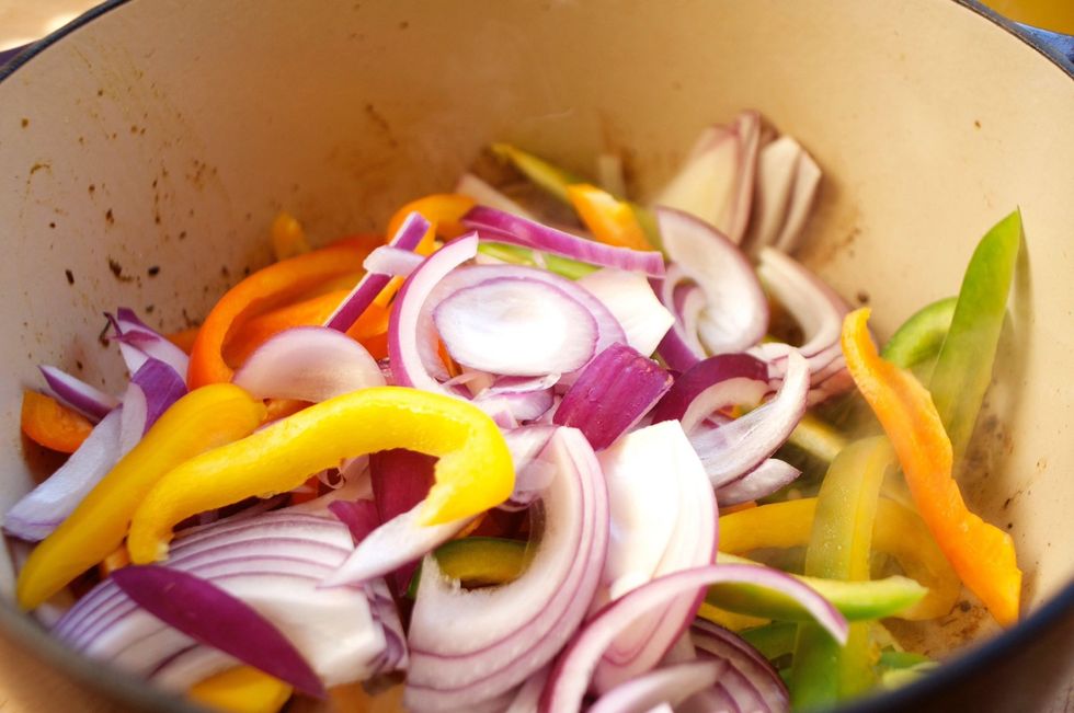 Using the same cooking pot. Add the sliced peppers, onion and 1 teaspoon of Curry in a Hurry. You can buy it at worldseasonings.com. Use code "snapguide" to save 20%. Free shipping on orders of >$50!