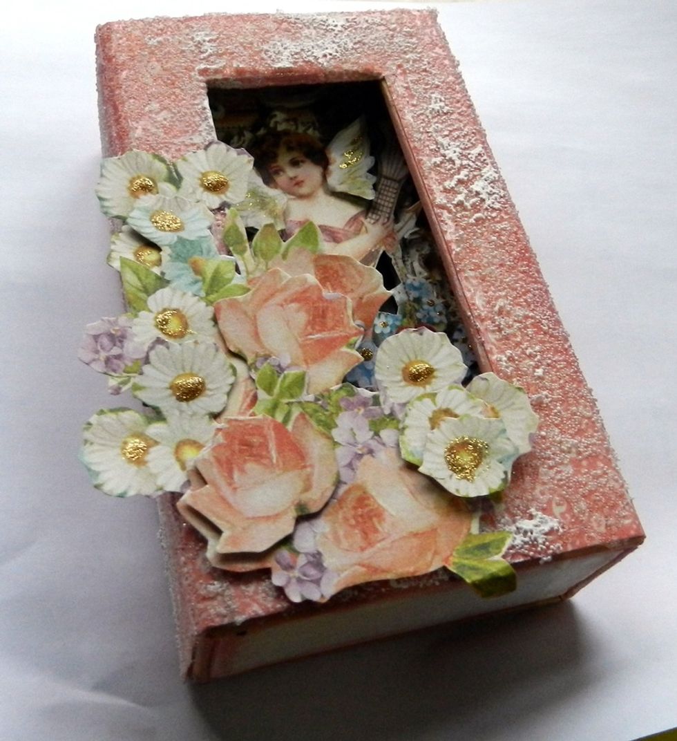 Using Thin 3D Foam Squares, m make an arrangement with flowers. Apply gold glitter.