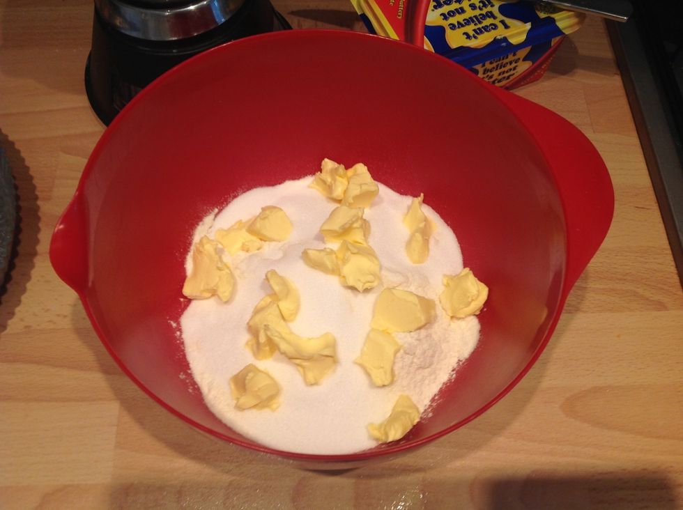 Using your fingers, mix the 80g butter, flour and 65g sugar together until it resembles breadcrumbs