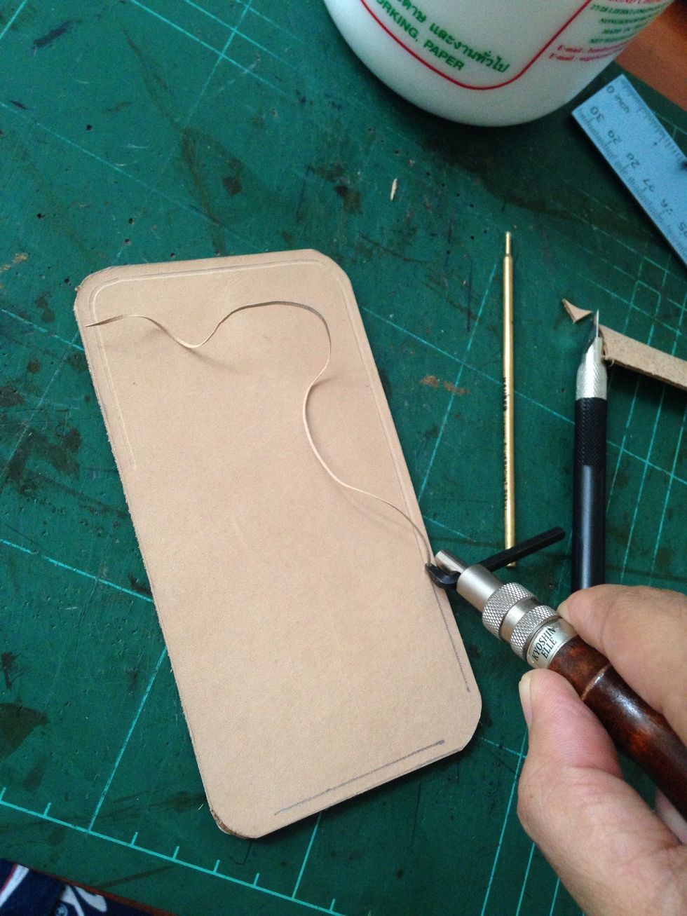 Using your leather groover set to 3 mm make channel around the leather like so..