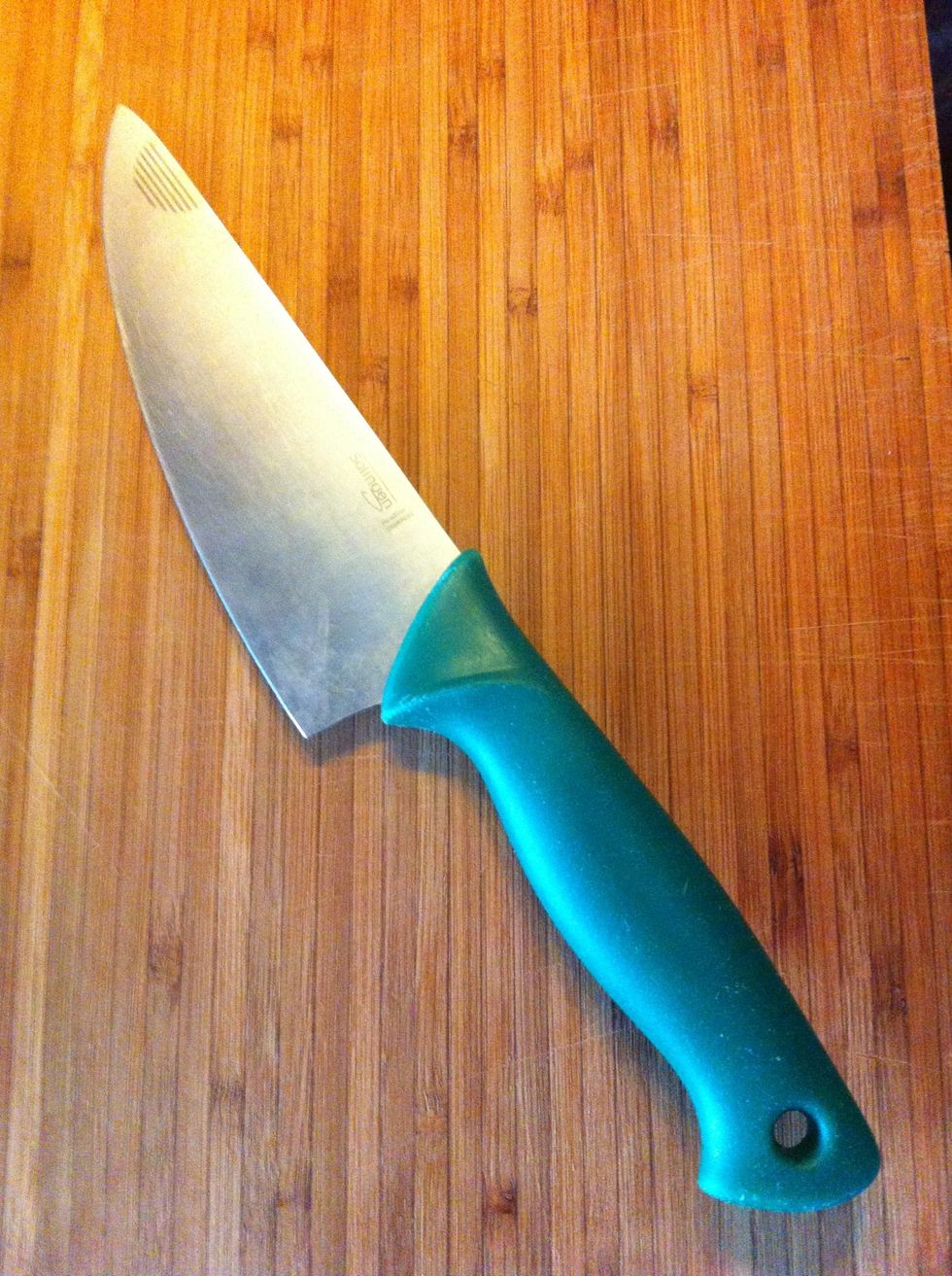 Usung a sharp knife, cut the disc of cheese in half horizontalky to create to thinner dics. Place one disc in the center of the puff pastry round. Spread half of the apple compote over the cheese disc