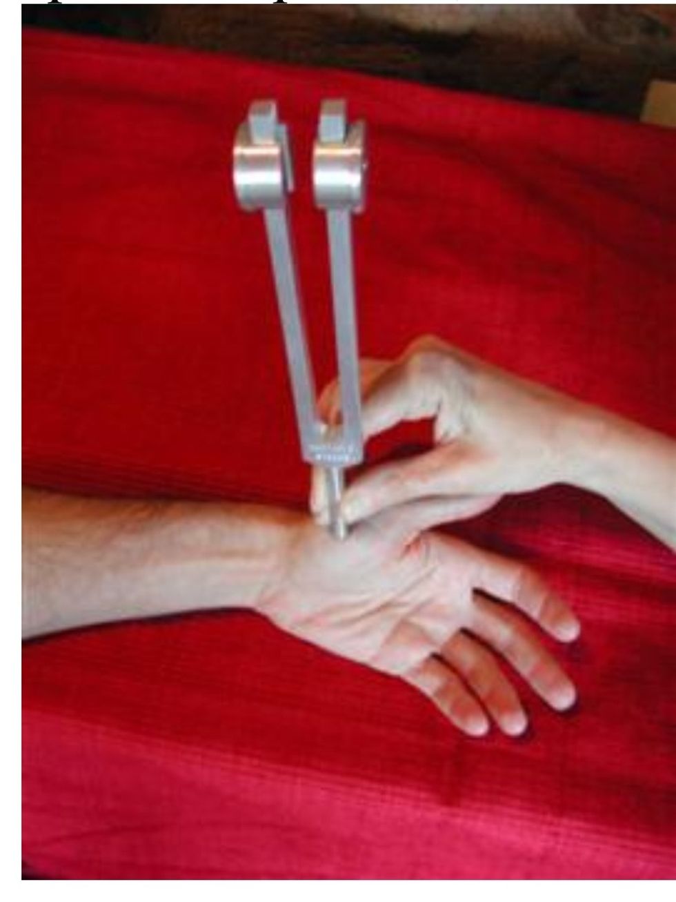 Utilizando un diapas\u00f3n de baja frecuencia (128Hz) perc\u00fatalo con ligera fuerza en el tal\u00f3n de la mano y col\u00f3quelo en la articulaci\u00f3n interfal\u00e1ngica de un dedo de la mano y el pie. (Contin\u00faa)