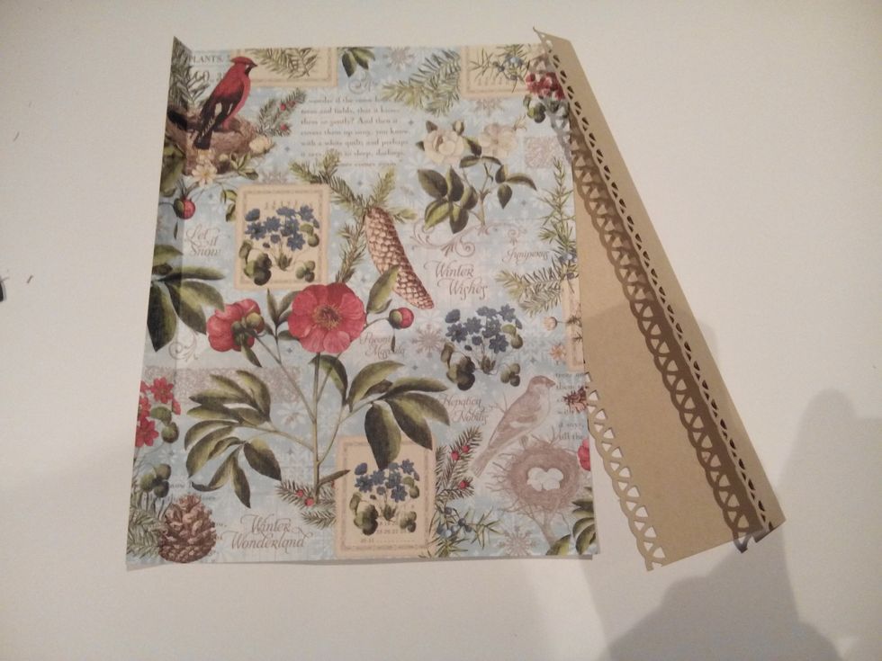 Utilize as cartolinas m\u00e9dias para os meses \u00edmpares (Jan, Mar\u00e7o, Maio, etc) com a parte mais estreita para a frente e colando apenas em cima e em baixo de forma a criar bolso quer atr\u00e1s quer \u00e0 frente.