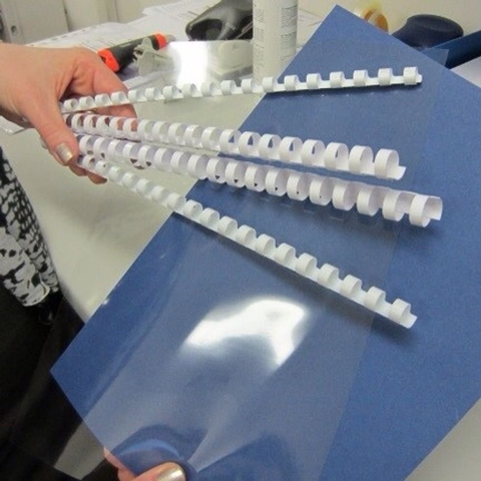 Uzeti prednju i zadnju stranu za uvez (plasti\u010dnu i kartonsku) i prona\u0107i adekvatnu veli\u010dinu spirale za uvez (ovisno o debljini dokumenta)