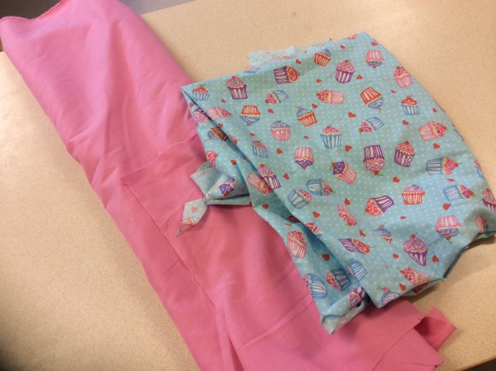 V\u00e4lj 2 stycken bomullstyger, 1 till utsidan och 1 till insidan.