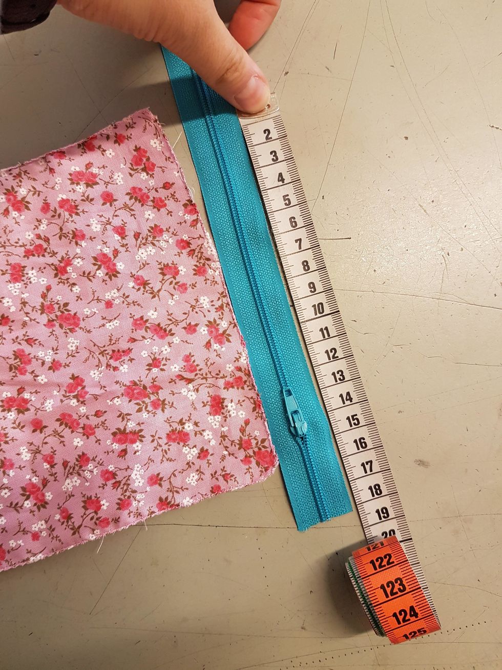 V\u00e4lj dragkedja, m\u00e4t ut en bit som \u00e4r 18 cm. Be l\u00e4raren om hj\u00e4lp att klippa.