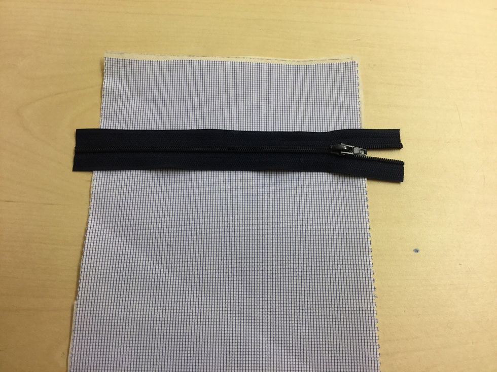 V\u00e4lj en blixtl\u00e5s. L\u00e5t blixtl\u00e5set vara lite l\u00e4ngre \u00e4n bredden p\u00e5 ditt tyg.