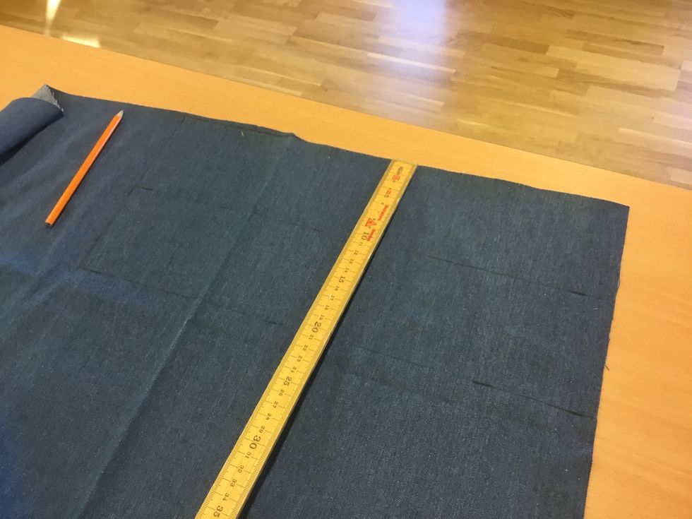 V\u00e4lj en rak kant p\u00e5 tyget och rita ut tv\u00e5 handtag, 10 x 45 cm. Klipp ut. Sick-sacka runt de is\u00e4rklippta handtagen.