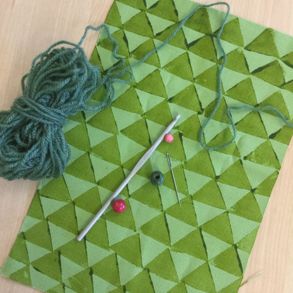 V\u00e4lj ett garn som du vill ha som snodd. Om du vill kan du ocks\u00e5 v\u00e4lja max tre p\u00e4rlor till.