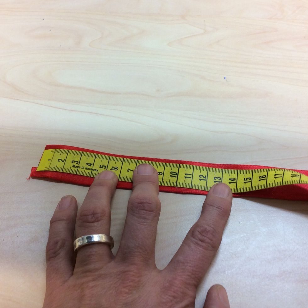 V\u00e4lj ett matchande band och m\u00e4t ut 14 cm. Klipp av.