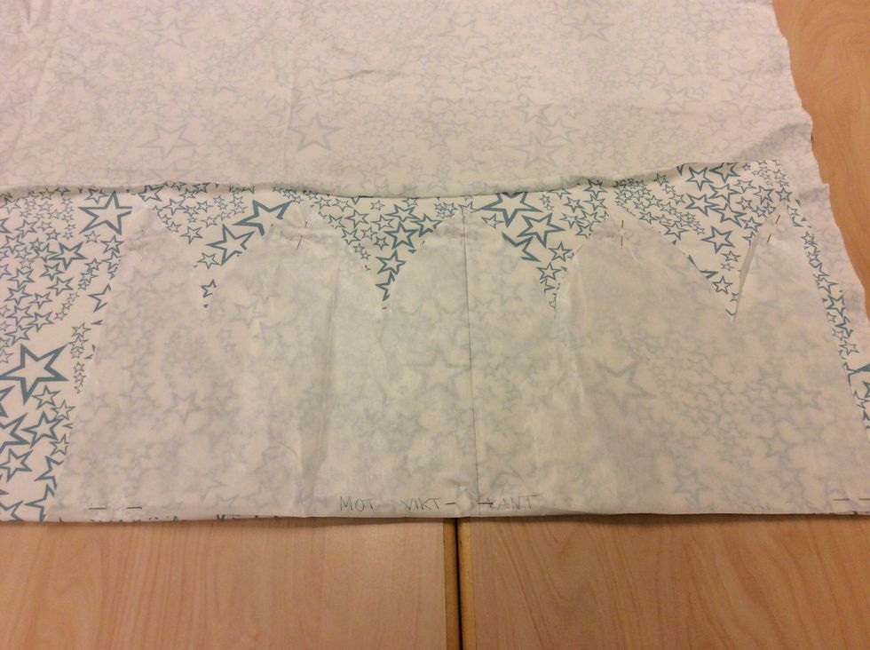 V\u00e4lj ett STRECHIGT TYG och l\u00e4gg ut din m\u00f6nsterdel p\u00e5 dubbelt tyg MOT VIKT KANT.