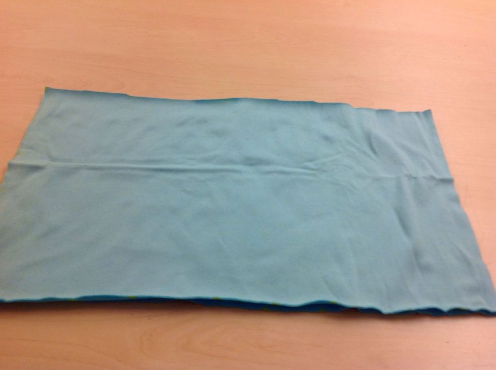 V\u00e4lj ett tyg. G\u00e4rna med stretch i. Klipp ut s\u00e5 mycket tyg som su beh\u00f6ver. L\u00e4gg tyget r\u00e4tsida mot r\u00e4tsida.