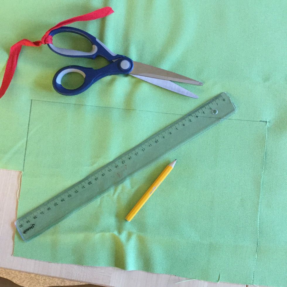 V\u00e4lj ett tyg och rita med blyertspenna ut en rektangel som \u00e4r 30X20cm. Visa din l\u00e4rare. Klipp sedan ut.