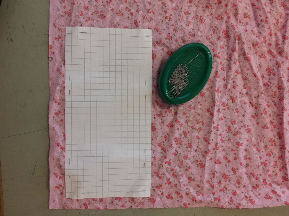 V\u00e4lj ett v\u00e4vt tyg. N\u00e5la fast m\u00f6nstret p\u00e5 tyget med knappn\u00e5lar. T\u00e4nk p\u00e5 att vara r\u00e4dd om materialet, n\u00e5la fast m\u00f6nstret i kanten av tyget.