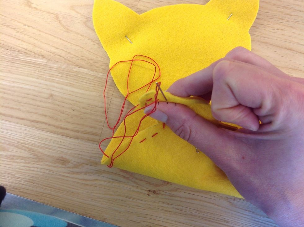 V\u00e4lj f\u00e4rg p\u00e5 tr\u00e5d och sy runt. Din l\u00e4rare visar ett l\u00e4mpligt stygn. \u00c4r det sv\u00e5rt att f\u00e5 lagom avst\u00e5nd p\u00e5 stygnen g\u00e5r det att g\u00f6ra sm\u00e5 markeringar p\u00e5 tummen. Titta p\u00e5 bilden och be din l\u00e4rare om hj\u00e4lp.