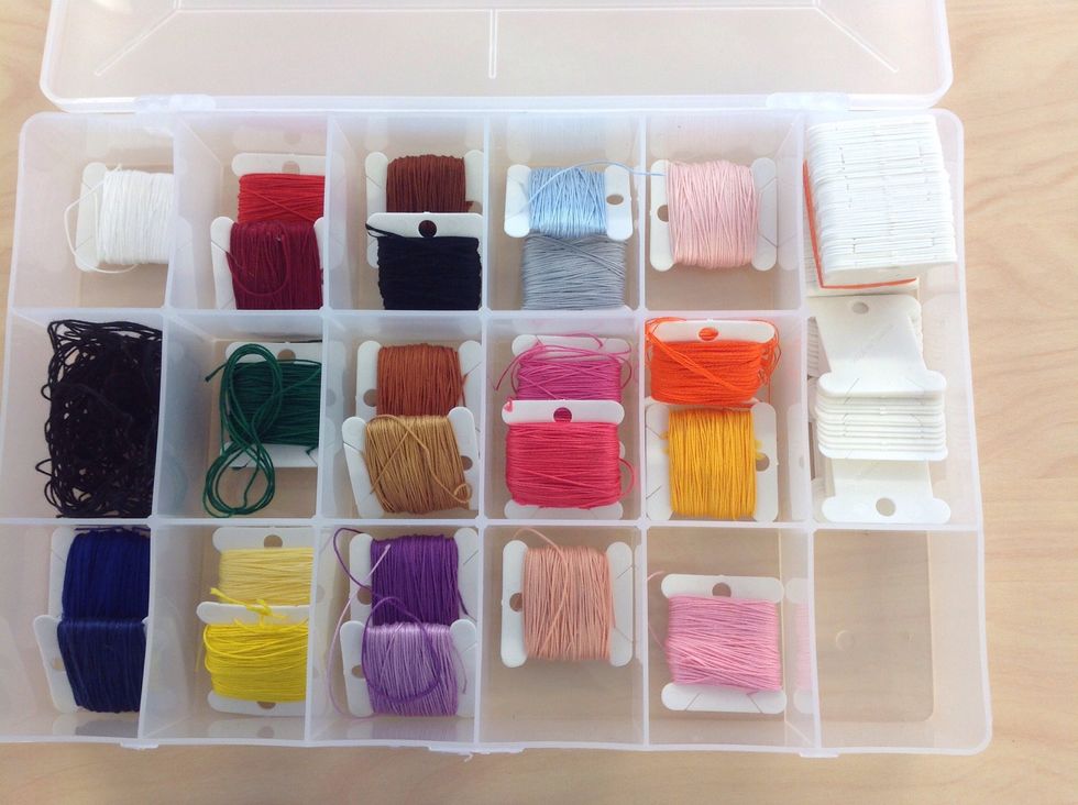 V\u00e4lj l\u00e4mpliga f\u00e4rger och b\u00f6rja brodera. Kan du inte brodera korsstygn klickar du p\u00e5 l\u00e4nken h\u00e4r f\u00f6r att l\u00e4ra dig. http://youtu.be/DJI9wPD3t_E