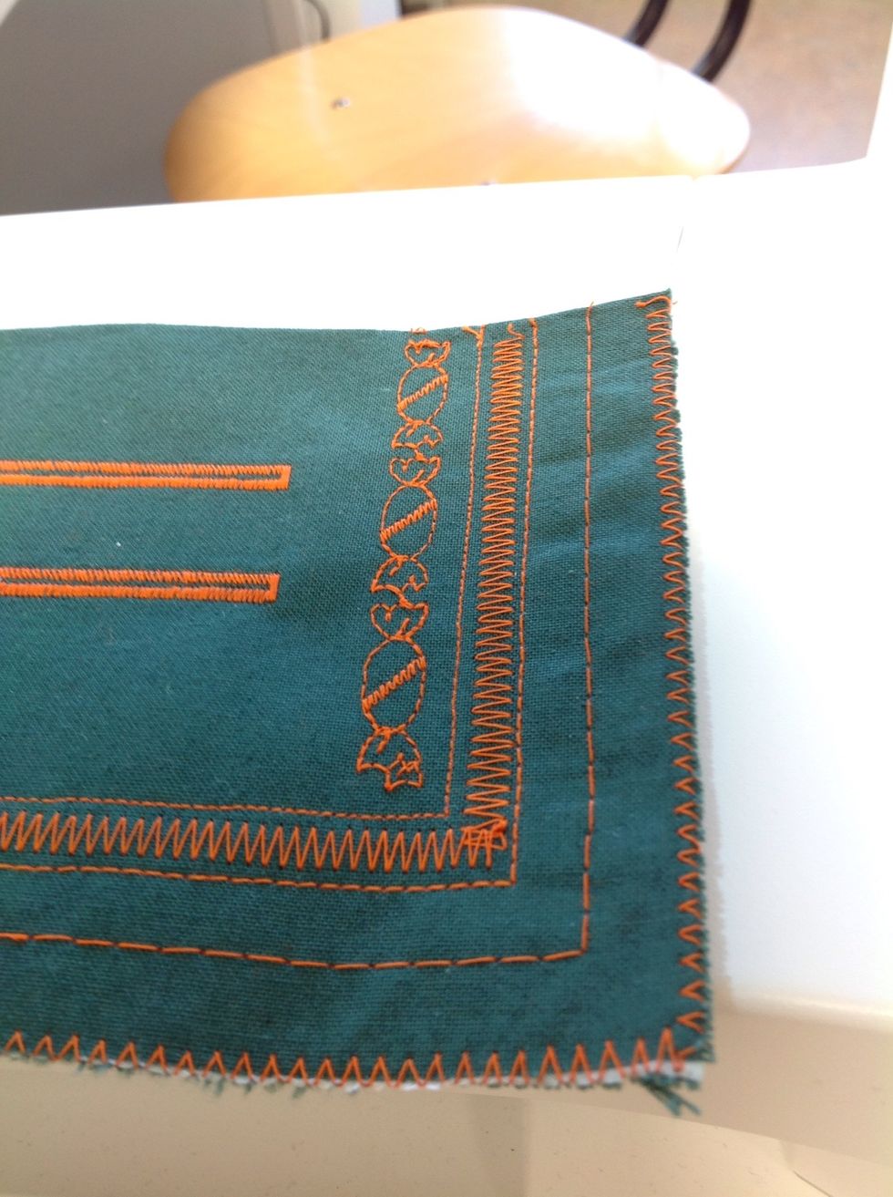 V\u00e4lj minst tv\u00e5 stycken m\u00f6nsters\u00f6mmar och sy dem d\u00e4r du tycker att det passar.