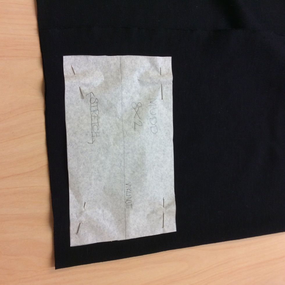 V\u00e4lj muddtyg till \u00e4rmmudden och n\u00e5la fast ditt m\u00f6nster p\u00e5 dubbelt tyg. Se till att strechen i tyget \u00e4r p\u00e5 r\u00e4tt h\u00e5ll. Det g\u00e5r att \u00e4ndra bredden p\u00e5 mudden innan du klipper.