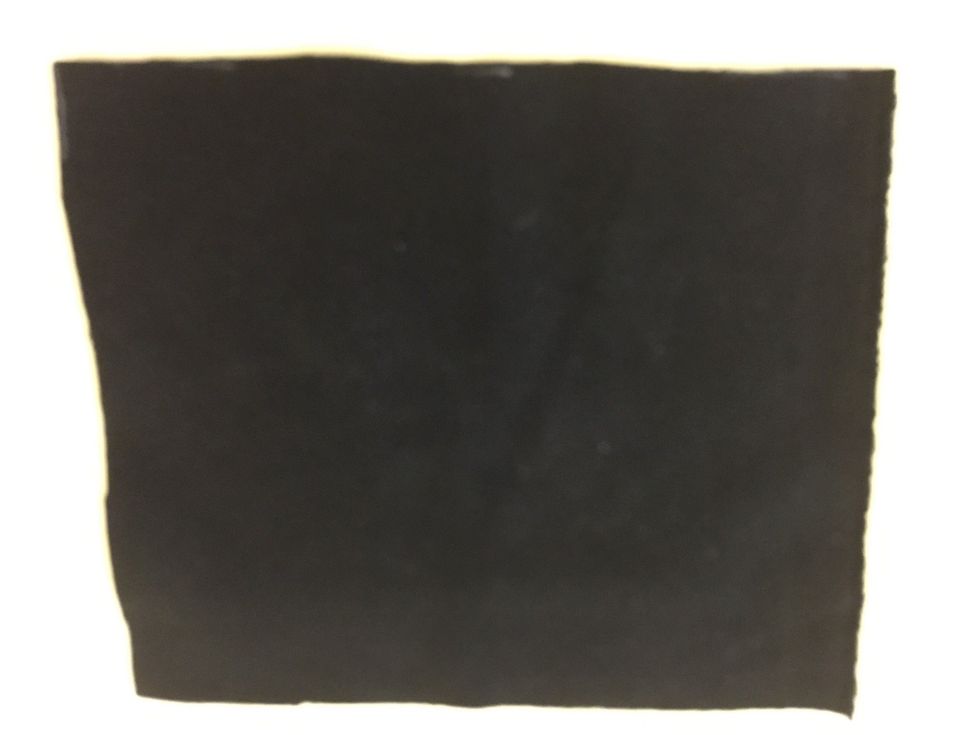 V\u00e4lj nu tyg till ditt fodral. G\u00e4rna ett fleecetyg. Klipp ut en tygbit som \u00e4r 18x20cm.