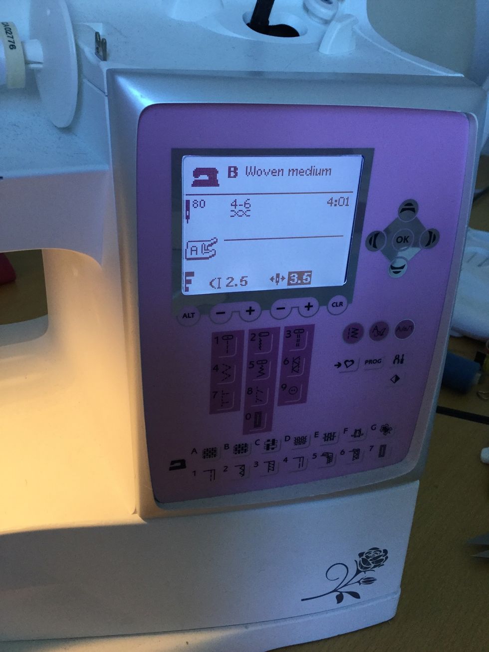 V\u00e4lj raks\u00f6m p\u00e5 symaskinen.