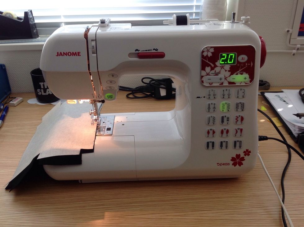 V\u00e4lj s\u00f6m nummer 5 p\u00e5 symaskinen. Sy sicksack runt kanten.