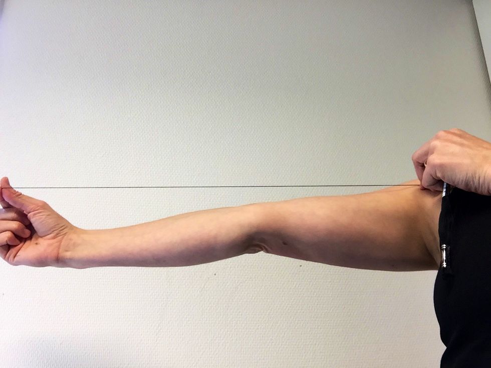 V\u00e4lj tr\u00e5d. Klipp av en bit lika l\u00e5ng som din arm.