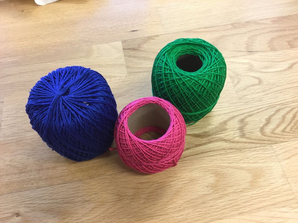 V\u00e4lj tre olika f\u00e4rger p\u00e5 garn