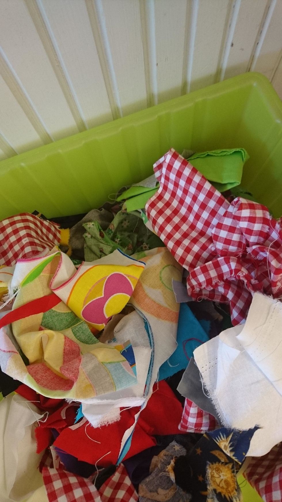 V\u00e4lj tyg ifr\u00e5n l\u00e5dan med tygresterna. du kan ha olika p\u00e5 tyger p\u00e5 dina bokst\u00e4ver.