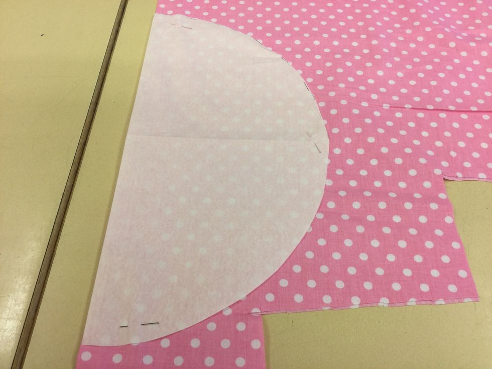 V\u00e4lj tyg. L\u00e4gg m\u00f6nstret p\u00e5 tyget mot vikt kant. N\u00e5la. Visa!