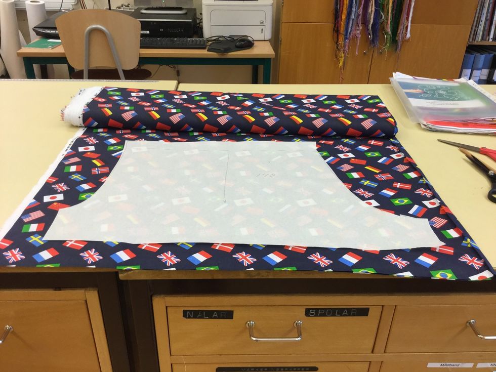 V\u00e4lj tyg och n\u00e5la fast ditt m\u00f6nster.N\u00e5la fast p\u00e5 dubbelt tyg.