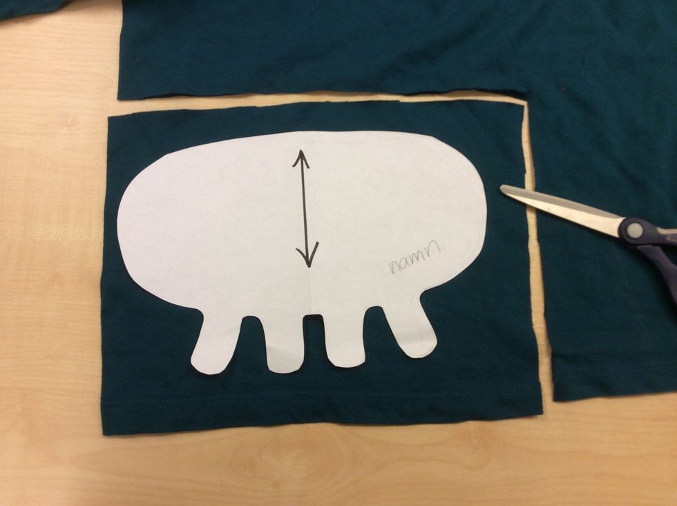 V\u00e4lj tyg. Om du beh\u00f6ver klippa till en bit av tyget/plagget du valt, be om hj\u00e4lp f\u00f6rst.