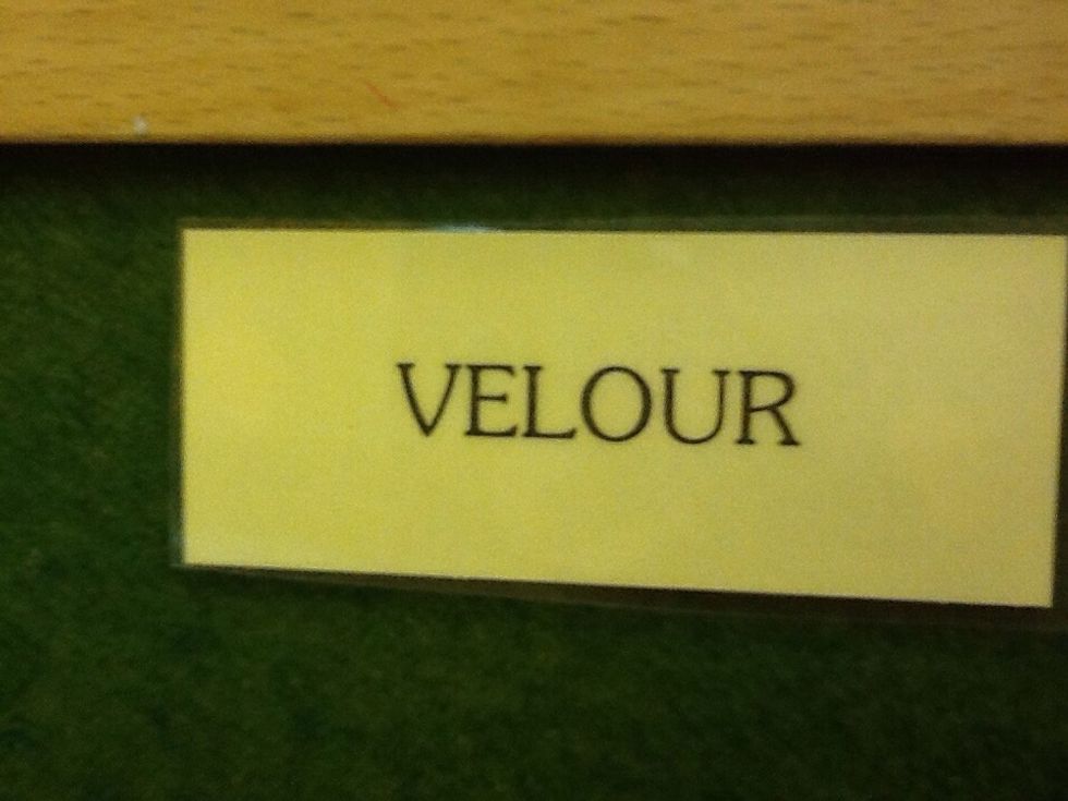 V\u00e4lj vilken f\u00e4rg du vill ha p\u00e5 velourtyget.