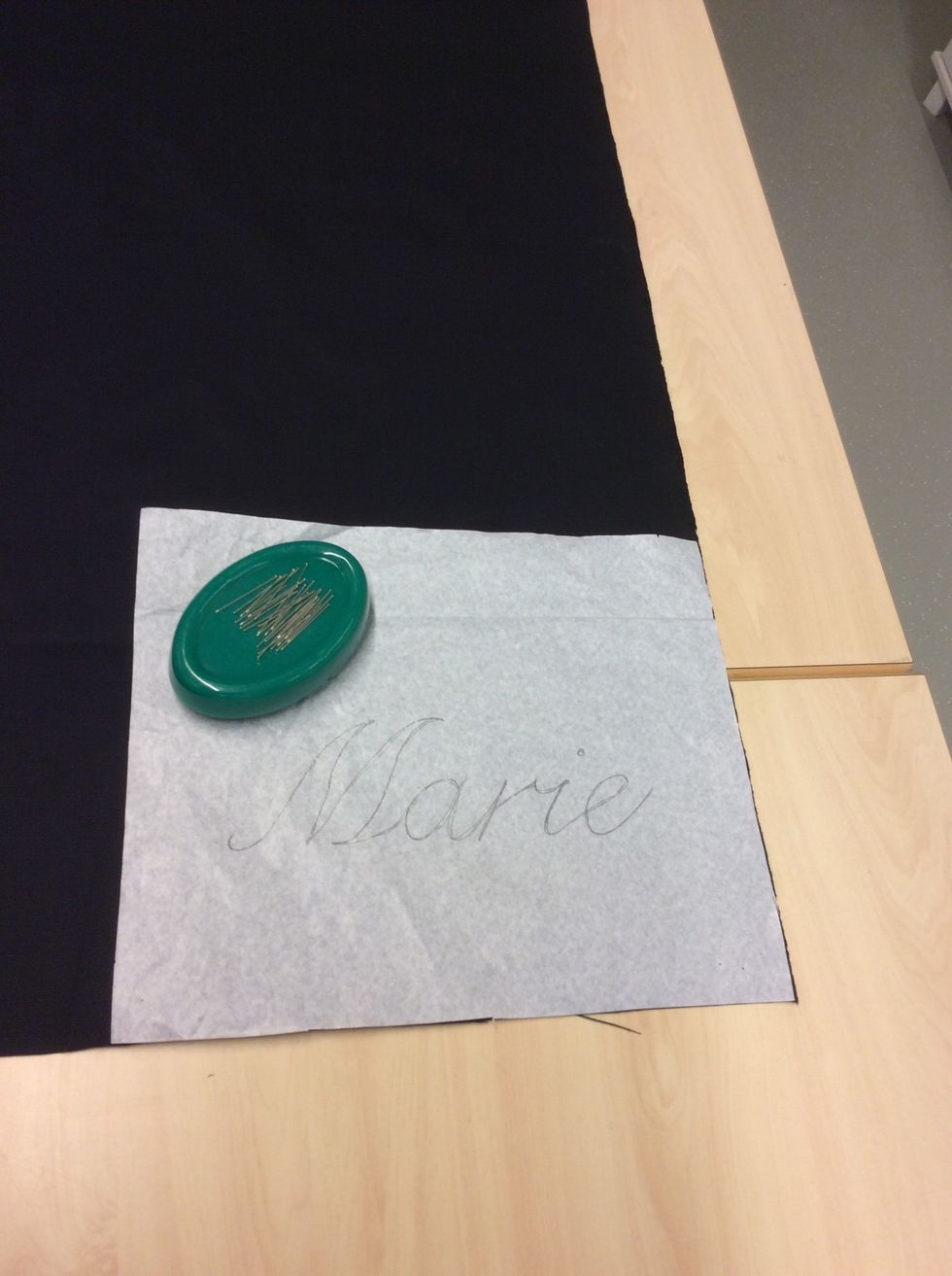 V\u00e4lj vilket tyg du vill ha p\u00e5 din ficka och n\u00e5la fast m\u00f6nstret. Gl\u00f6m inte att l\u00e4gga till s\u00f6msm\u00e5n innan du klipper ut den.