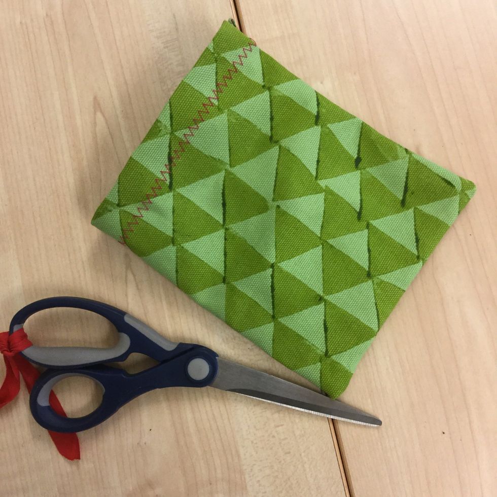 V\u00e4nd din p\u00e5se ut-och-in. Om det beh\u00f6vs kan du pilla ut h\u00f6rnen genom att f\u00f6rsiktig trycka ut med hj\u00e4lp av spetsen av en sax.