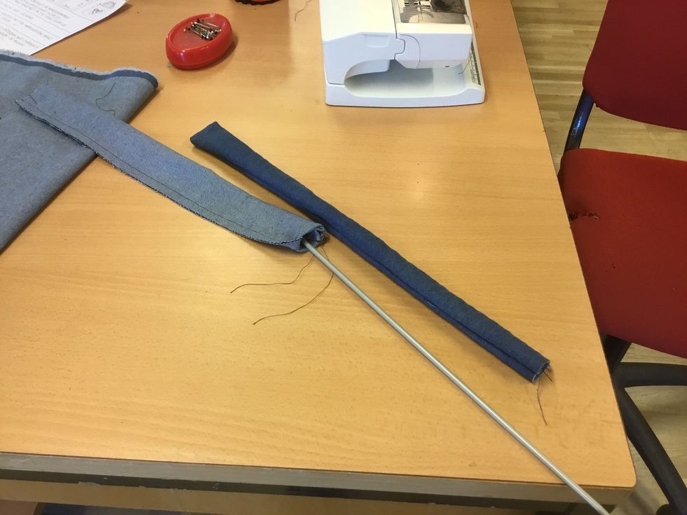 V\u00e4nd handtagen ut och in ( vr\u00e4ng dem) med hj\u00e4lp av en sticka.  Peta ut h\u00f6rnen. Stryk handtagen.