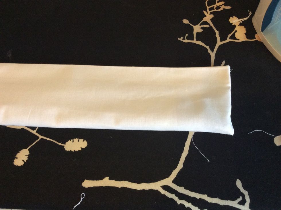 V\u00e4nd kanten ut och in s\u00e5 s\u00f6mmen hamnar p\u00e5 insidan. Tryck ut h\u00f6rnen och stryk.nu \u00e4r det dags att dekorera p\u00e5 valfritt s\u00e4tt, kolla in guiden med det s\u00e4tt du vill dekorera din m\u00f6ssa.