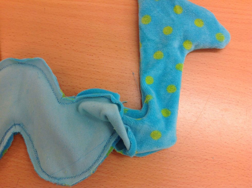 V\u00e4nd masken genom det h\u00e5let som du l\u00e4mnade d\u00e5 du sydde runt.