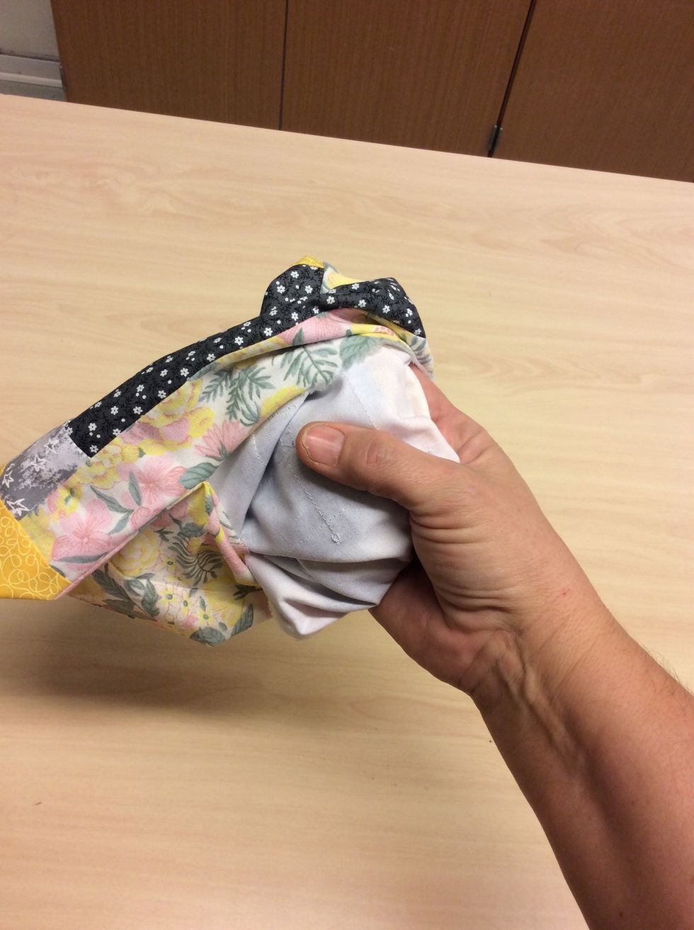 V\u00e4nd nu din kudde ut och in s\u00e5 du f\u00e5r den fina r\u00e4tsidan ut.