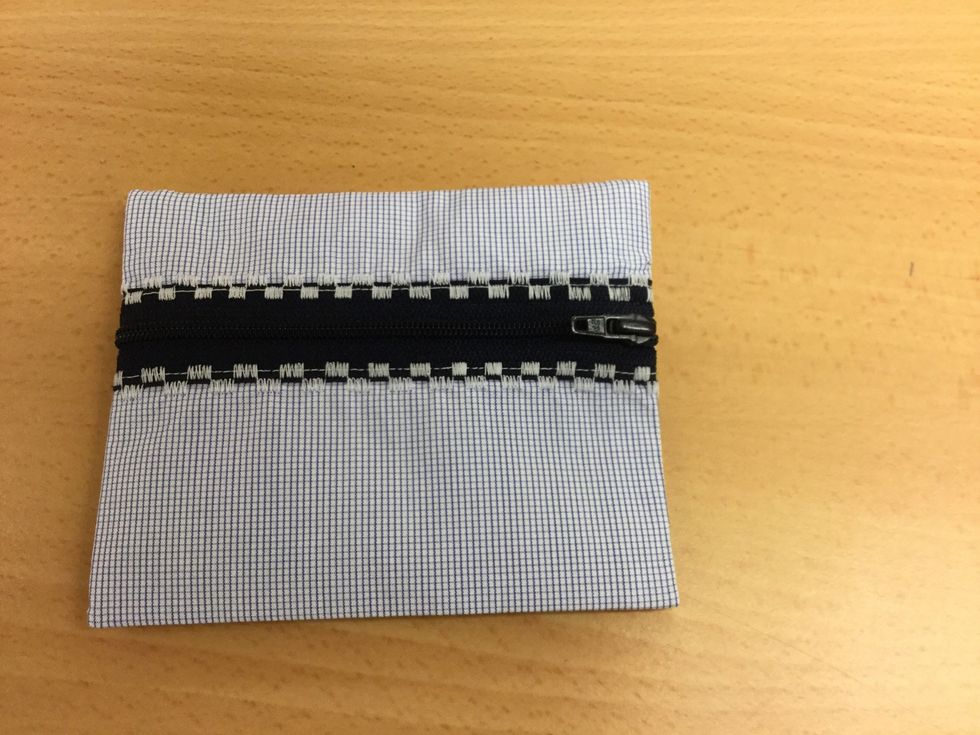 V\u00e4nd nu ditt fodral. Peta ut i h\u00f6rnen och stryk l\u00e4tt p\u00e5 det.