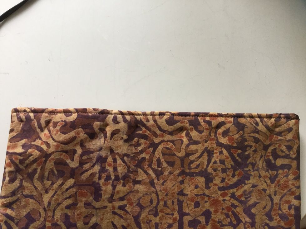 V\u00e4nd nu fodralet ut och in s\u00e5 att r\u00e4tsidan kommer ut\u00e5t.  Nu ska den \u00f6ppna kortsidan sys igen. Vik in tygerna fr\u00e5n b\u00e5da sidor , cirka 1cm och n\u00e5la ihop . Sy med raks\u00f6m. F\u00e4st tr\u00e5den.
