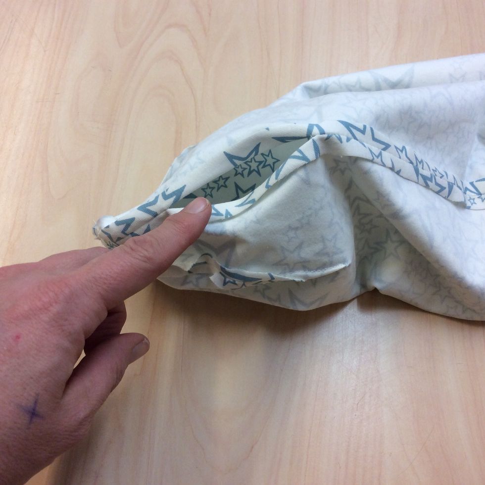 V\u00e4nd nu m\u00f6ssan ut och in genom det lilla h\u00e5let s\u00e5 du f\u00e5r den fina sidan p\u00e5 tyget (r\u00e4tsidan) ut\u00e5t.