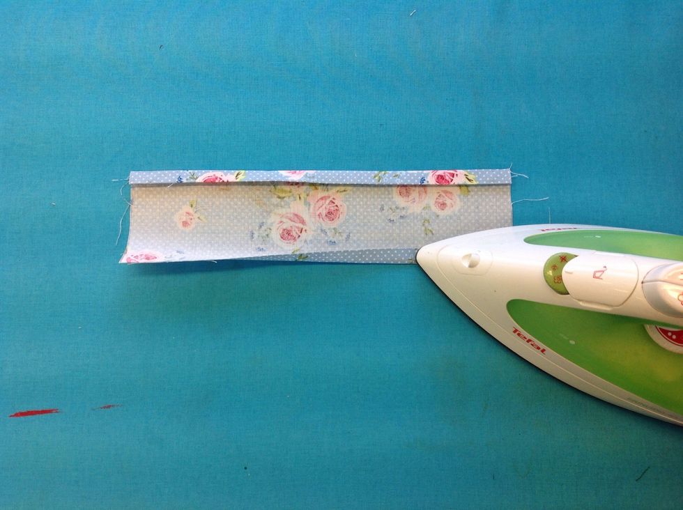 V\u00e4nd p\u00e5 fickbiten och stryk upp en centimeter p\u00e5 motst\u00e5ende l\u00e5ngsida.